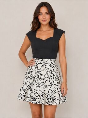 WHITE HOUSE BLACK MARKET Black & White Skirt Size 2